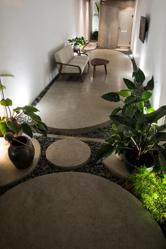 Mặc dù nhà ống nhỏ hẹp nhưng KTS vẫn bố trí một khu vườn nhỏ ở cuối nhà để thông gió cũng như giúp các thành viên trong gia đình gần gũi với thiên nhiên hơn. Mặc dù nhà ống nhỏ hẹp nhưng KTS vẫn bố trí một khu vườn nhỏ ở cuối nhà để thông gió cũng như giúp các thành viên trong gia đình gần gũi với thiên nhiên hơn.