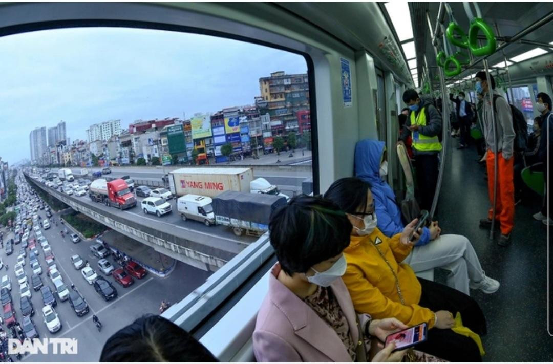 Nhu cầu đi tàu điện thực chất hơn khi hành khách mua vé tháng đang có xu hướng tăng (Ảnh: Mạnh Quân).