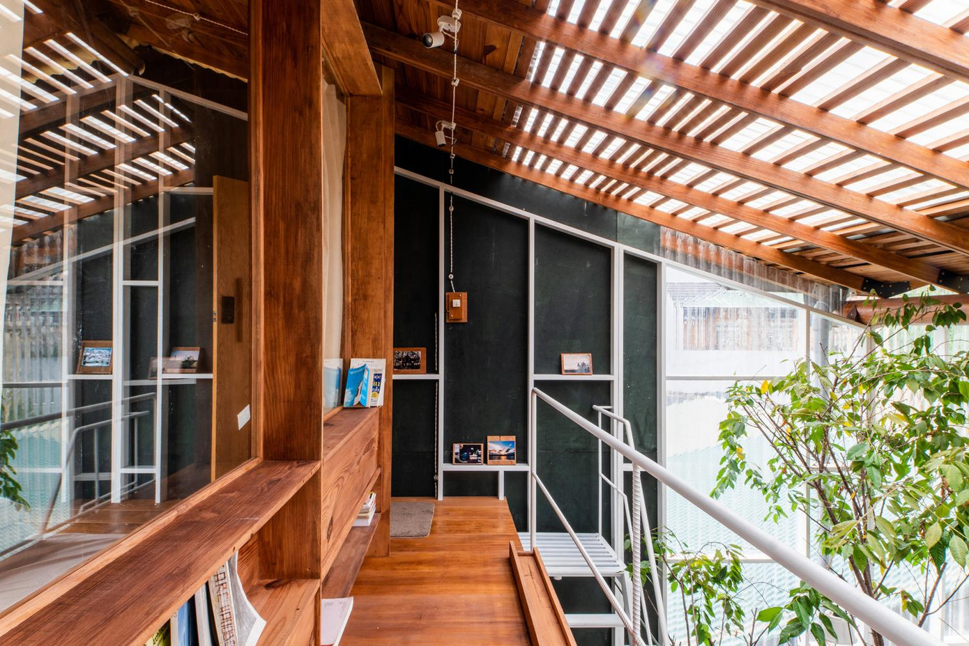 Tất cả các phòng đều được kết nối với sân vườn bằng một cửa sổ lớn. Tất cả các phòng đều được kết nối với sân vườn bằng một cửa sổ lớn.