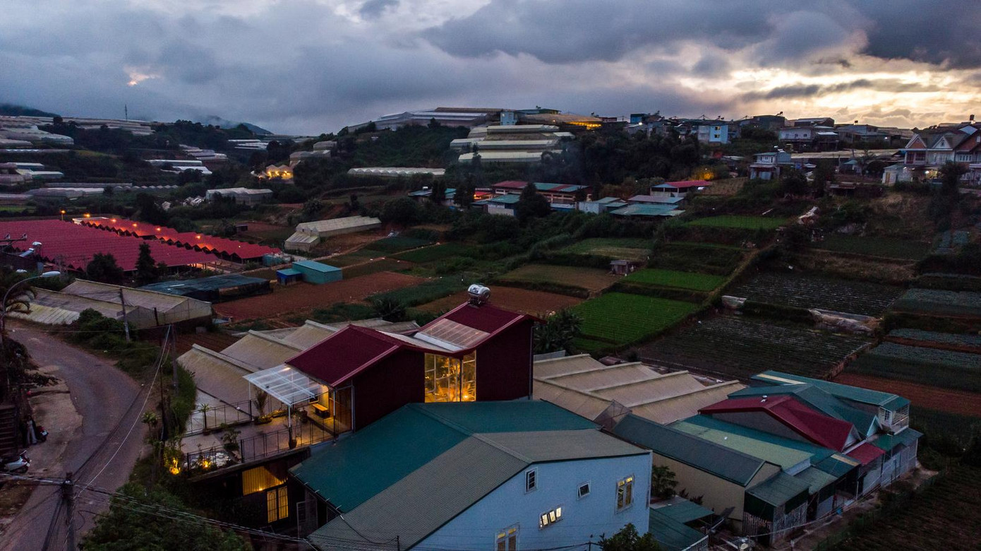 Ngôi nhà này nằm ẩn sâu bên trong một con hẻm nhỏ hẹp ở Đà Lạt (Lâm Đồng). Ngôi nhà này nằm ẩn sâu bên trong một con hẻm nhỏ hẹp ở Đà Lạt (Lâm Đồng).