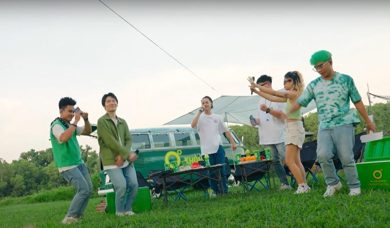 Các nghệ sĩ cùng nhau ca hát, thư giãn.