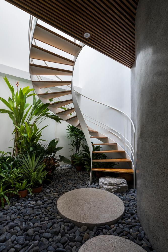 Để không gian luôn thông thoáng, KTS sử dụng hệ thống cầu thang sắt có tấm hở. Để không gian luôn thông thoáng, KTS sử dụng hệ thống cầu thang sắt có tấm hở.