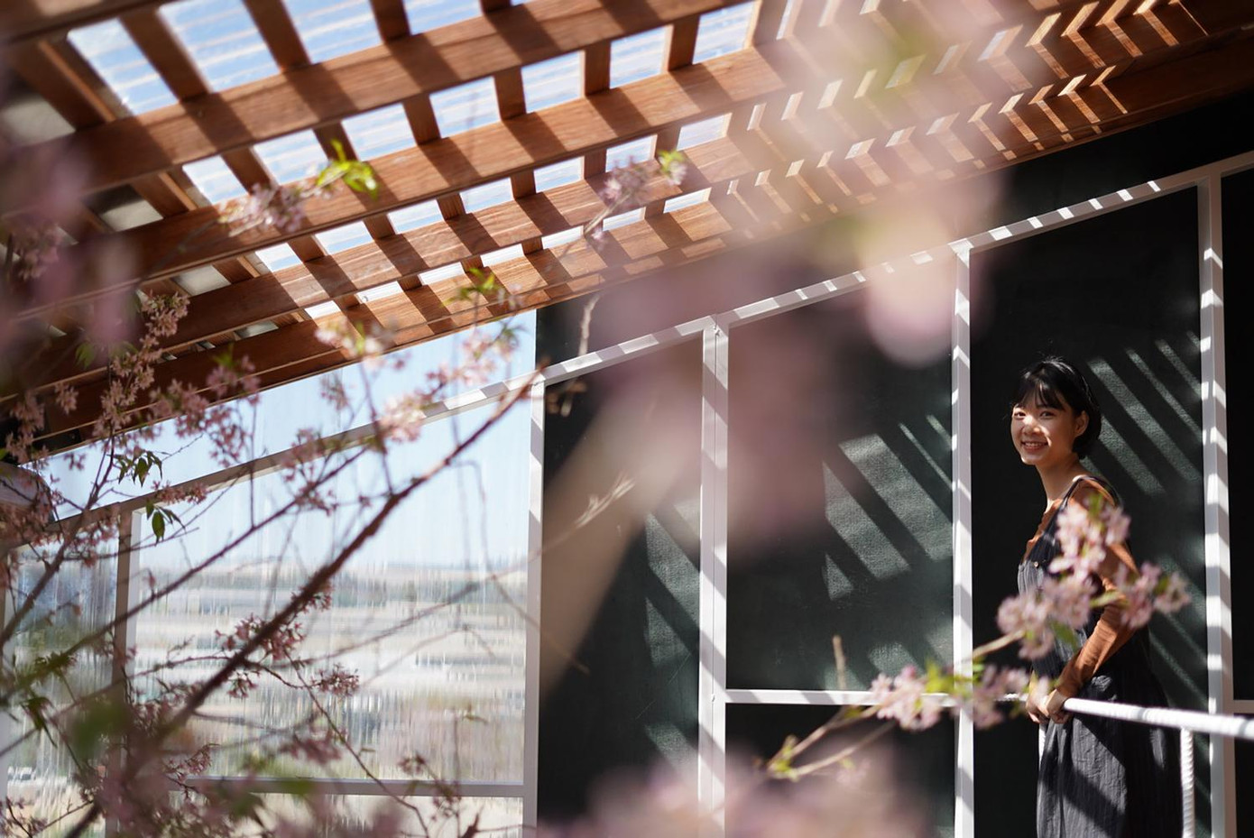 Điểm nhấn của ngôi nhà là phần mái giữa nhà lợp bằng tấm nhựa trong, vừa có chức năng làm giếng trời, vừa làm nơi lấy nguồn sáng chính cho không gian bên trong. Điểm nhấn của ngôi nhà là phần mái giữa nhà lợp bằng tấm nhựa trong, vừa có chức năng làm giếng trời, vừa làm nơi lấy nguồn sáng chính cho không gian bên trong.