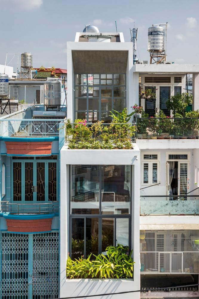 Đây là ngôi nhà ống có diện tích 54m2, chiều ngang 3m, là nơi sinh sống của gia đình 4 người gồm 2 vợ chồng và 2 con nhỏ. Gia chủ mong muốn KTS có thể tạo ra một công trình vừa có sự riêng tư lại vừa đảm bảo được việc giao thoa với thiên nhiên, cây cối; đồng thời hạn chế tối đa việc sử dụng năng lượng để tiết kiệm chi phí. Đây là ngôi nhà ống có diện tích 54m2, chiều ngang 3m, là nơi sinh sống của gia đình 4 người gồm 2 vợ chồng và 2 con nhỏ. Gia chủ mong muốn KTS có thể tạo ra một công trình vừa có sự riêng tư lại vừa đảm bảo được việc giao thoa với thiên nhiên, cây cối; đồng thời hạn chế tối đa việc sử dụng năng lượng để tiết kiệm chi phí.