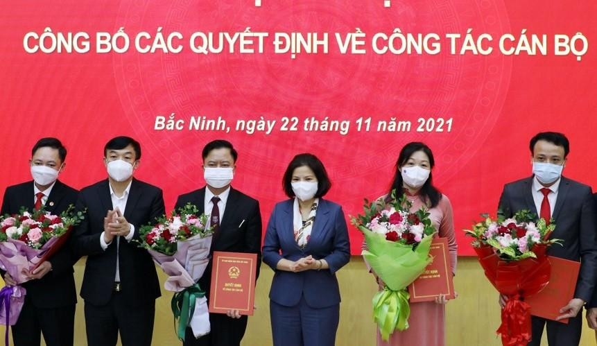 Chủ tịch UBND tỉnh Bắc Ninh Nguyễn Hương Giang trao quyết định và chúc mừng các cán bộ được bổ nhiệm giữ chức vụ mới.