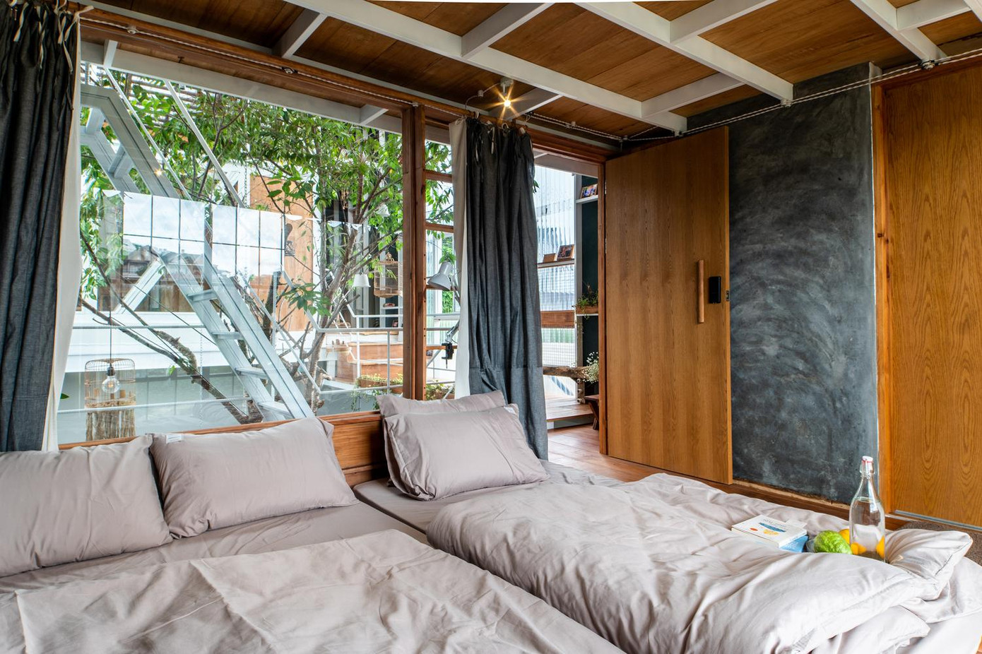 Không gian phòng ngủ nhẹ nhàng với cửa sổ lớn để hứng ánh sáng được nhiều hơn. Không gian phòng ngủ nhẹ nhàng với cửa sổ lớn để hứng ánh sáng được nhiều hơn.