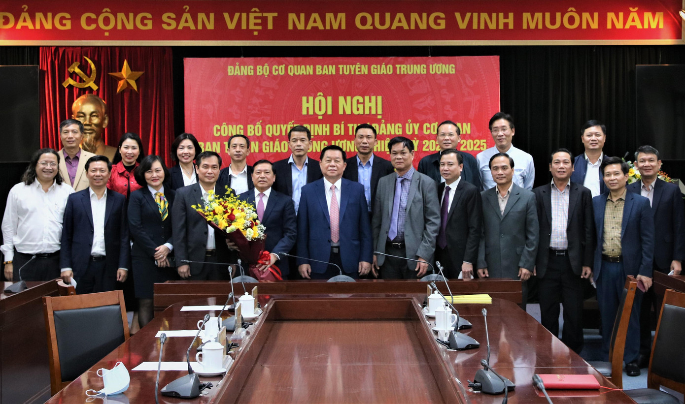 Lãnh đạo Ban Tuyên giáo Trung ương, Đảng ủy Khối các cơ quan Trung ương chúc mừng đồng chí Lại Xuân Môn.