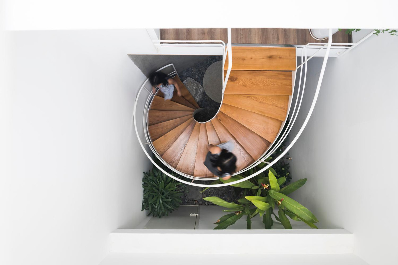 Từ yêu cầu của gia chủ, KTS đã bố trí các phòng công năng ở mỗi tầng riêng biệt để tạo không gian kết nối thông qua giếng trời. Từ yêu cầu của gia chủ, KTS đã bố trí các phòng công năng ở mỗi tầng riêng biệt để tạo không gian kết nối thông qua giếng trời.