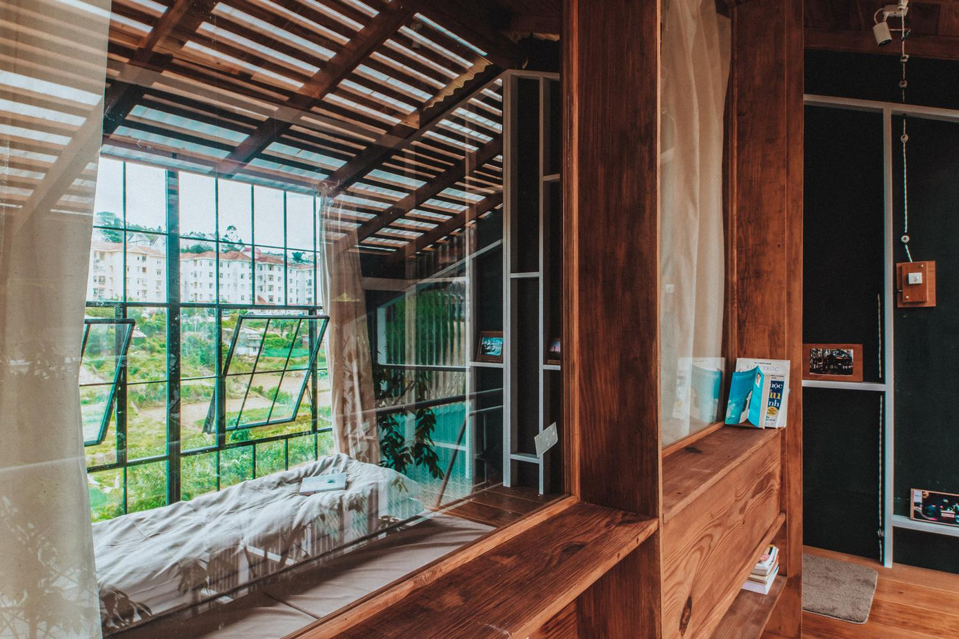 Hầu hết các đồ nội thất, khung chính và tường của ngôi nhà đều được làm bằng gỗ thông. Hầu hết các đồ nội thất, khung chính và tường của ngôi nhà đều được làm bằng gỗ thông.