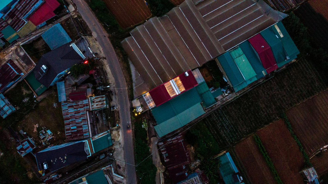 Không gian bên trong được chia thành 3 tầng kèm theo 1 tầng áp mái; các tầng liên thông với nhau thông qua cầu thang kéo dài từ sảnh chính lên khu sinh hoạt chung. Không gian bên trong được chia thành 3 tầng kèm theo 1 tầng áp mái; các tầng liên thông với nhau thông qua cầu thang kéo dài từ sảnh chính lên khu sinh hoạt chung.