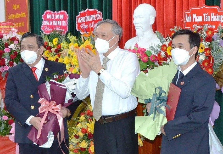 Chánh án Tòa án nhân dân tối cao Nguyễn Hòa Bình chúc mừng đồng chí Phạm Tấn Hoàng và đồng chí Trần Huy Đức. Chánh án Tòa án nhân dân tối cao Nguyễn Hòa Bình chúc mừng đồng chí Phạm Tấn Hoàng và đồng chí Trần Huy Đức.