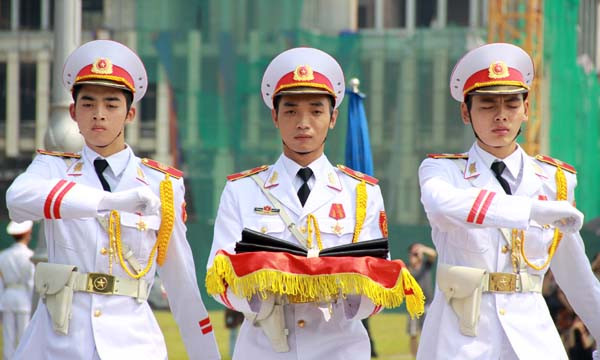 Ba sĩ quan thuộc Bộ Tư lệnh Bảo vệ Lăng Chủ tịch Hồ Chí Minh mang theo dải băng tang để buộc vào lá cờ tổ quốc.