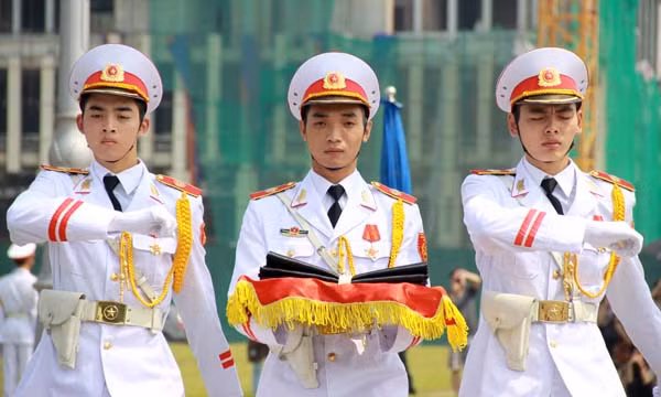 Ba sĩ quan thuộc Bộ Tư lệnh Bảo vệ Lăng Chủ tịch Hồ Chí Minh mang theo dải băng tang để buộc vào lá cờ tổ quốc.