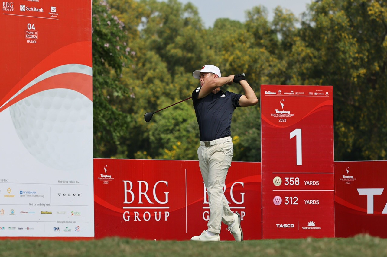 Ông Nguyễn Thái Dương - Phó Tổng thư ký Hiệp hội Golf Việt Nam (VGA) là khách mời dự giải. Ông cùng flight với học trò Đoàn Uy, Phạm Nam và Lê Nhật Bình. Ông Nguyễn Thái Dương - Phó Tổng thư ký Hiệp hội Golf Việt Nam (VGA) là khách mời dự giải. Ông cùng flight với học trò Đoàn Uy, Phạm Nam và Lê Nhật Bình.