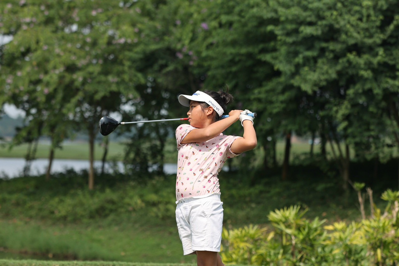 Các golfer nhí đã thực hiện những cú đánh bóng mạnh mẽ, tạo đà thuận lợi cho cú đánh tiếp theo. Các golfer nhí đã thực hiện những cú đánh bóng mạnh mẽ, tạo đà thuận lợi cho cú đánh tiếp theo.