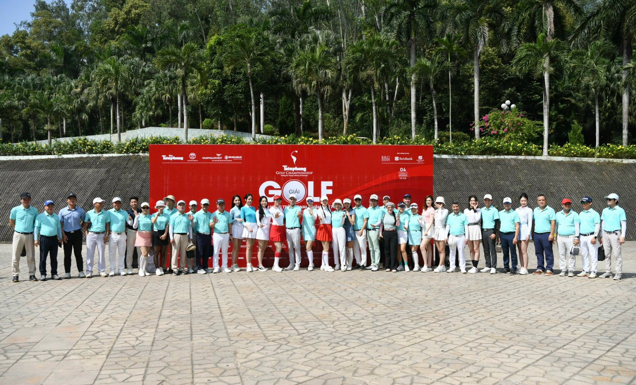 Trưa 4/11, tại Kings Course thuộc BRG Kings' Island Golf Resort (Đồng Mô, Sơn Tây, Hà Nội), Tiền Phong Golf Championsnhip 2023 chính thức khởi tranh với sự tham gia tranh tài của gần 160 golfer, chia thành 5 bảng thi đấu (A, B, C, D dành cho nữ và bảng tài năng trẻ). Trưa 4/11, tại Kings Course thuộc BRG Kings' Island Golf Resort (Đồng Mô, Sơn Tây, Hà Nội), Tiền Phong Golf Championsnhip 2023 chính thức khởi tranh với sự tham gia tranh tài của gần 160 golfer, chia thành 5 bảng thi đấu (A, B, C, D dành cho nữ và bảng tài năng trẻ).