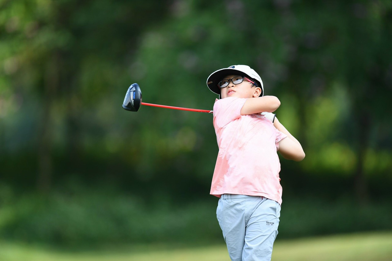 Dù mới 9 tuổi, Lê Nhật Bình gây chú ý bởi phong thái tự tin. Tài năng trẻ này từng nhất bảng U9 nam chặng 1,2,5 VGA Junior Tour. Dù mới 9 tuổi, Lê Nhật Bình gây chú ý bởi phong thái tự tin. Tài năng trẻ này từng nhất bảng U9 nam chặng 1,2,5 VGA Junior Tour.