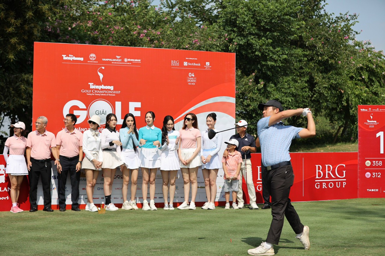 Sau khi tuyển thủ quốc gia Đoàn Uy phát bóng khai mạc, các golfer đã chính thức bước vào tranh tài. Sau khi tuyển thủ quốc gia Đoàn Uy phát bóng khai mạc, các golfer đã chính thức bước vào tranh tài.