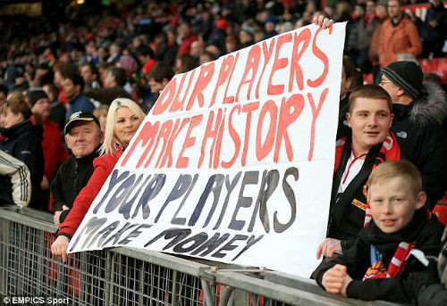 "Cầu thủ của chúng tôi tạo nên lịch sử, cầu thủ của bạn kiếm tiền". Đó là phát biểu của CĐV MU trước khi trận derby Manchester lần thứ 165 diễn ra.