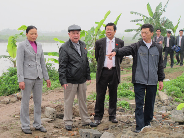 Ông Vinh (đội mũ) cùng ĐBQH Nguyễn Văn Bình xem xét nền ngôi nhà hai tầng của gia đình ông Vươn