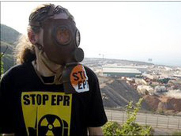 Một người dân Pháp phản đối kế hoạch phát triển điện hạt nhân của nước mình. Ảnh: Getty Images Một người dân Pháp phản đối kế hoạch phát triển điện hạt nhân của nước mình