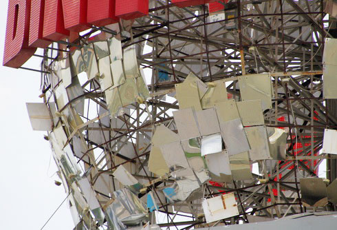 "Lúc mưa to gió lớn, những miếng nhựa phủ bạc rơi rụng xuống quốc lộ 13 ở phường Vĩnh Phú, thị xã Thuận An (Bình Dương) từ độ cao hơn chục mét", một người dân cho biết.