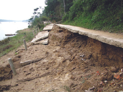 Bờ kè kiên cố chống sạt lở biến mất. Ảnh: Ngọc Văn