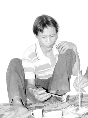 Hồ Văn Lang tuy đã cầm đũa gắp thức ăn nhưng vẫn nhớ rừng. Hồ Văn Lang tuy đã cầm đũa gắp thức ăn nhưng vẫn nhớ rừng