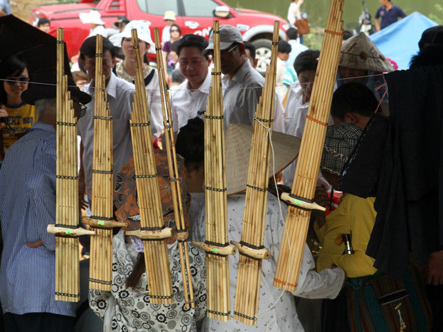 Những chiếc khèn trưng bày tại chợ
