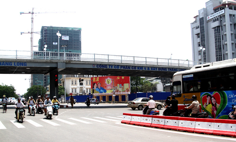 Vạch sơn đường dưới cầu cũng được kẻ lại mới