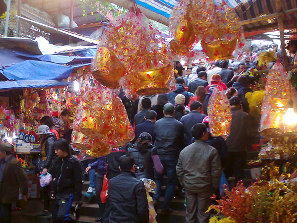 Cảnh bán hàng hai bên lối dẫn lên đền quy cũ hơn