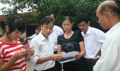 Bà Thúy (áo đen) chỉ cho phóng viên xem những lá đơn của bà xác nhận sự việc trên