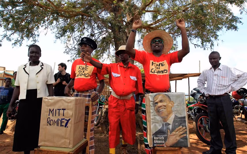 Một thùng bỏ phiếu tượng trưng và một bức ảnh ông Obama tại Kenya để thể hiện ông Obama sẽ giành chiến thắng trong cuộc bầu cử tổng thống