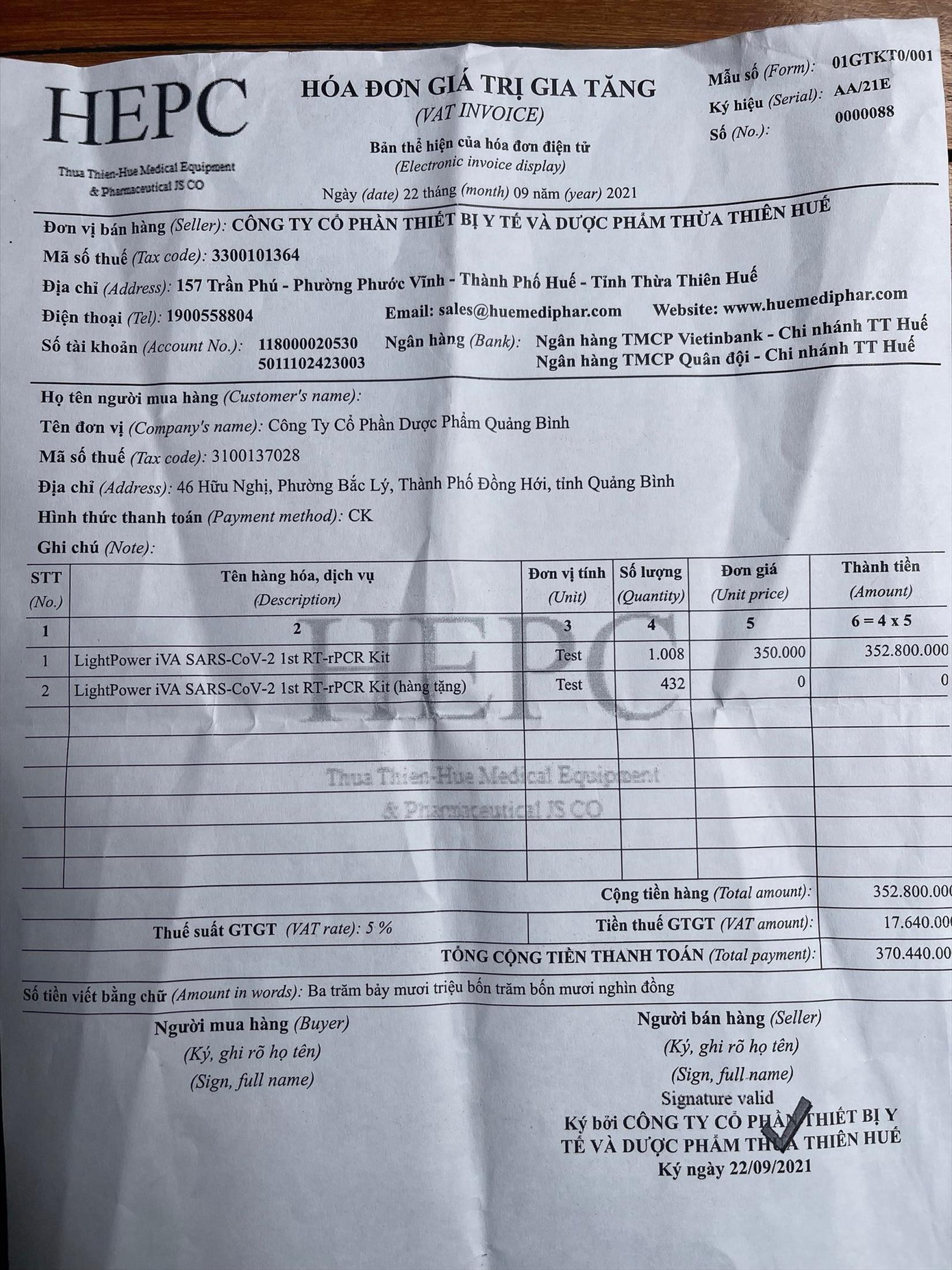 Một hoá đơn điện tử giá trị gia tăng (photo) mua kit xét nghiệm của Cty Việt Á, trong đó ghi rõ mức số “hàng tặng”