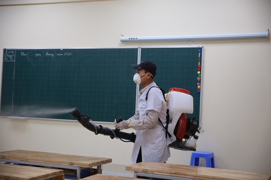 Mục kích phun thuốc khử trùng các trường học Hà Nội ảnh 4