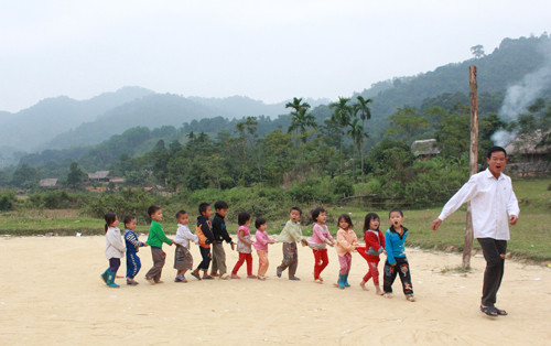 "Đoàn tàu tí xíu" của lớp học mầm non do thầy giáo Lang Văn Sinh đứng lớp.