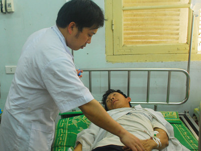 Bác sĩ chăm sóc cho nạn nhân vụ tai nạn