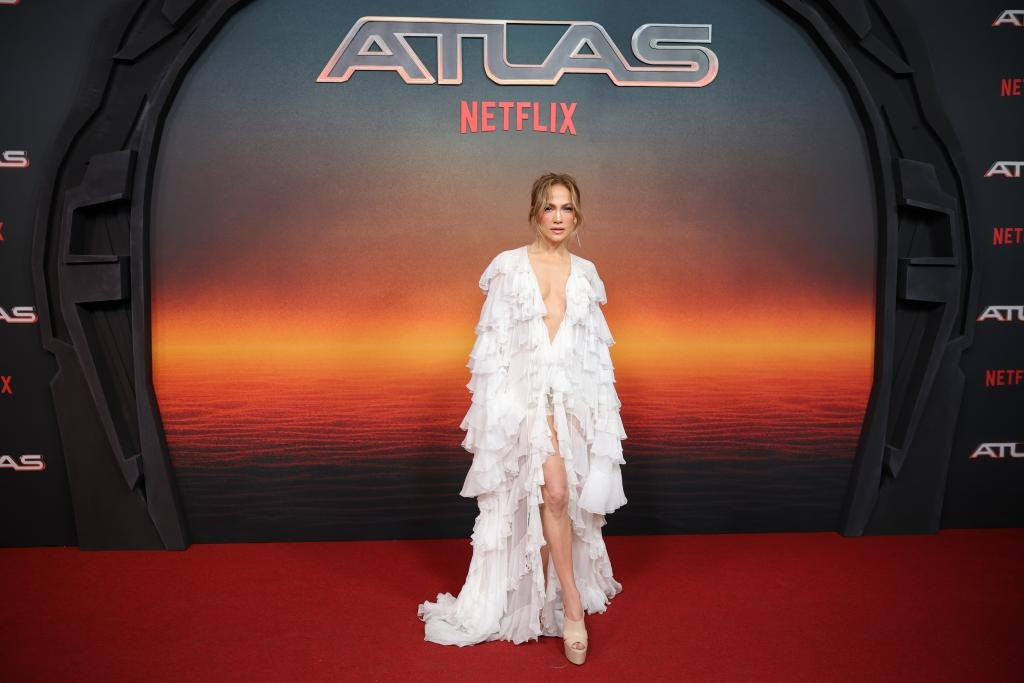 Jennifer Lopez khoe thân táo bạo trên thảm đỏ ra mắt phim. Ảnh: Getty Images. Jennifer Lopez khoe thân táo bạo trên thảm đỏ ra mắt phim. Ảnh: Getty Images.