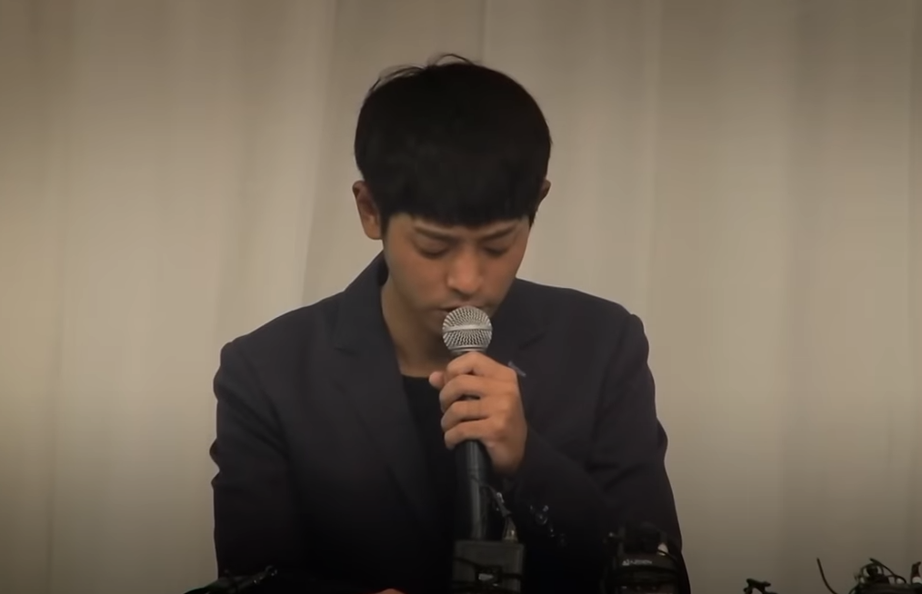 Jung Joon Young phủ nhận quay lén cảnh thân mật với bạn gái cũ trong cuộc họp báo năm 2016. Jung Joon Young phủ nhận quay lén cảnh thân mật với bạn gái cũ trong cuộc họp báo năm 2016.