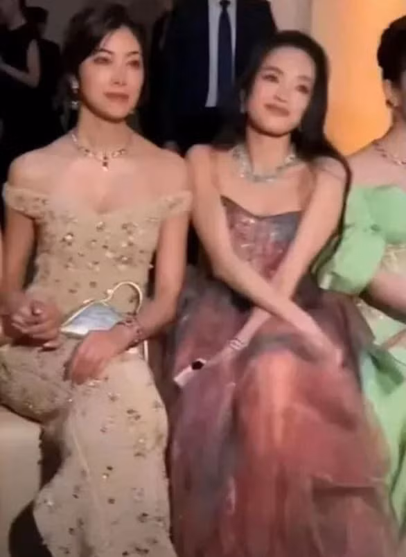 Hikari Mori chen lấn khiến Thư Kỳ ngồi không thoải mái.