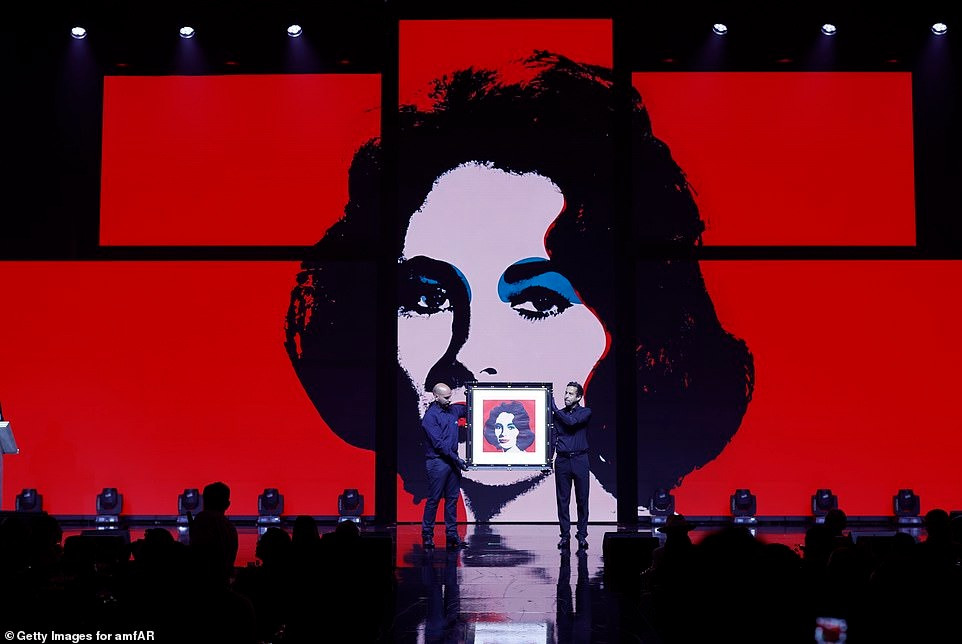 Là một phần của sự kiện từ thiện, một loạt tác phẩm nghệ thuật độc đáo đã được đưa ra bán đấu giá, trong đó tranh chân dung của biểu tượng Hollywood Elizabeth Taylor. Ảnh: Getty Images.