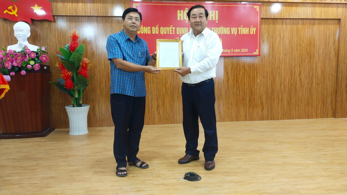 Bí thư Tỉnh ủy Cà Mau Nguyễn Tiến Hải trao Quyết định nghỉ hưu cho Chủ tịch Ủy ban MTTQ Việt Nam tỉnh Cà Mau Trần Văn Hiện. Bí thư Tỉnh ủy Cà Mau Nguyễn Tiến Hải trao Quyết định nghỉ hưu cho Chủ tịch Ủy ban MTTQ Việt Nam tỉnh Cà Mau Trần Văn Hiện.