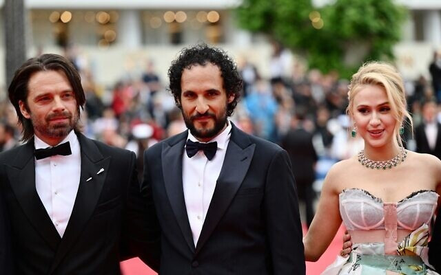 Tài tử Sebastian Stan, đạo diễn Ali Abbasi và nữ diễn viên Maria Bakalova (trái qua phải) trên thảm đỏ LHP Cannes ngày 20/5. Ảnh: Christophe Simon. Tài tử Sebastian Stan, đạo diễn Ali Abbasi và nữ diễn viên Maria Bakalova (trái qua phải) trên thảm đỏ LHP Cannes ngày 20/5. Ảnh: Christophe Simon.