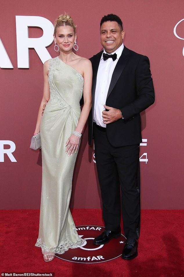 Huyền thoại bóng đá Brazil Ronaldo nhận được sự chú ý lớn khi sánh đôi cùng vợ Celina Locks tại sự kiện. Ảnh: Getty Images/Shutterstock.