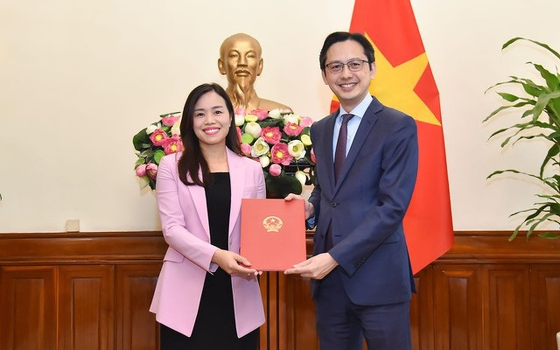 Thứ trưởng Ngoại giao Đỗ Hùng Việt trao quyết định tiếp nhận và điều động bà Lê Thị Minh Thoa. Ảnh: PNVN.