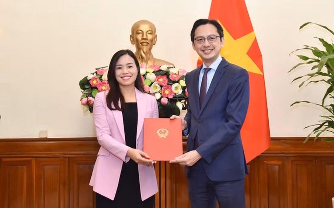 Thứ trưởng Ngoại giao Đỗ Hùng Việt trao quyết định tiếp nhận và điều động bà Lê Thị Minh Thoa. Ảnh: PNVN. Thứ trưởng Ngoại giao Đỗ Hùng Việt trao quyết định tiếp nhận và điều động bà Lê Thị Minh Thoa. Ảnh: PNVN.