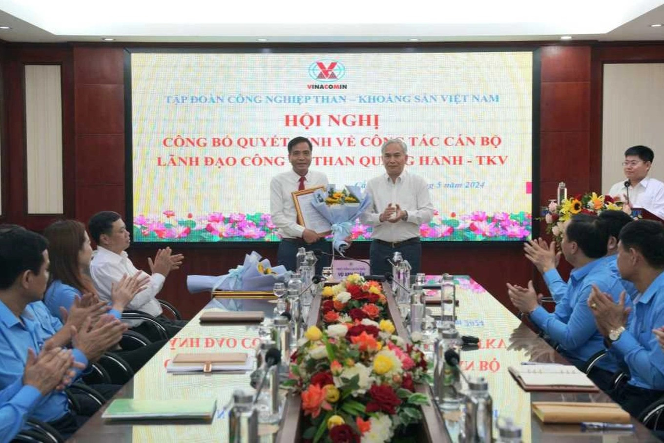 Đồng chí Vũ Anh Tuấn - Ủy viên Ban Thường vụ Tỉnh ủy, Bí thư Đảng ủy Than Quảng Ninh, Phó TGĐ Tập đoàn, trao quyết định điều động và bổ nhiệm Giám đốc Công ty Than Quang Hanh - TKV cho đồng chí Nguyễn Thanh Tùng. Ảnh: Vinacomin. Đồng chí Vũ Anh Tuấn - Ủy viên Ban Thường vụ Tỉnh ủy, Bí thư Đảng ủy Than Quảng Ninh, Phó TGĐ Tập đoàn, trao quyết định điều động và bổ nhiệm Giám đốc Công ty Than Quang Hanh - TKV cho đồng chí Nguyễn Thanh Tùng. Ảnh: Vinacomin.