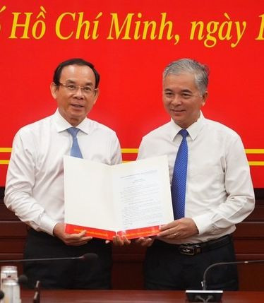 Bí thư Thành ủy Nguyễn Văn Nên trao Quyết định cho ông Dương Anh Đức (trái) và ông Ngô Minh Châu. Ảnh: VGP Bí thư Thành ủy Nguyễn Văn Nên trao Quyết định cho ông Dương Anh Đức (trái) và ông Ngô Minh Châu. Ảnh: VGP