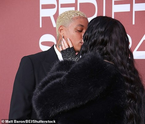 Hai người không ngại thể hiện tình cảm trước ống kính khi trao nhau nụ hôn ngọt ngào. Ảnh: Shutterstock.