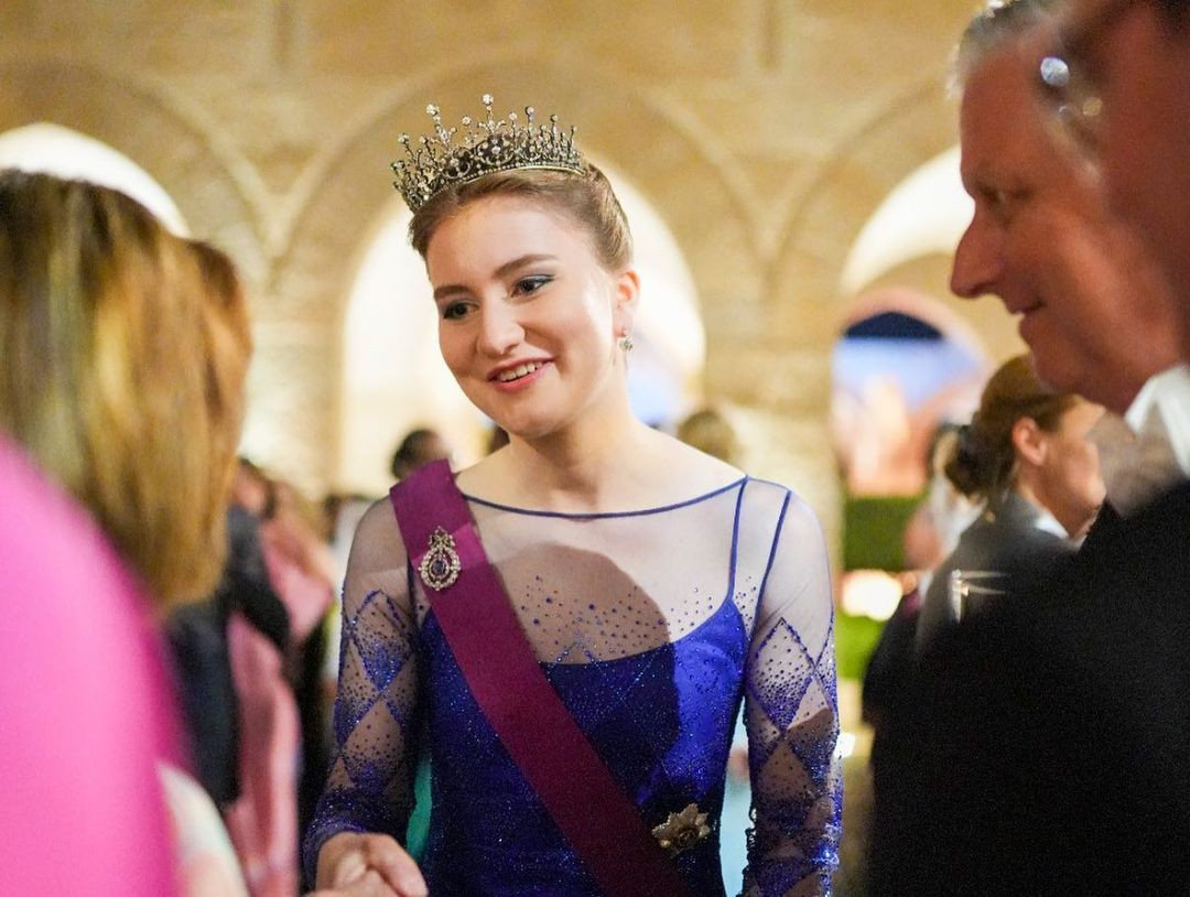 Theo truyền thông Anh, ngoài ngôn ngữ mẹ đẻ, cô thông thạo tiếng Hà Lan, tiếng Pháp, tiếng Đức, tiếng Anh và còn tham gia các lớp học tiếng Quan Thoại (Trung Quốc).